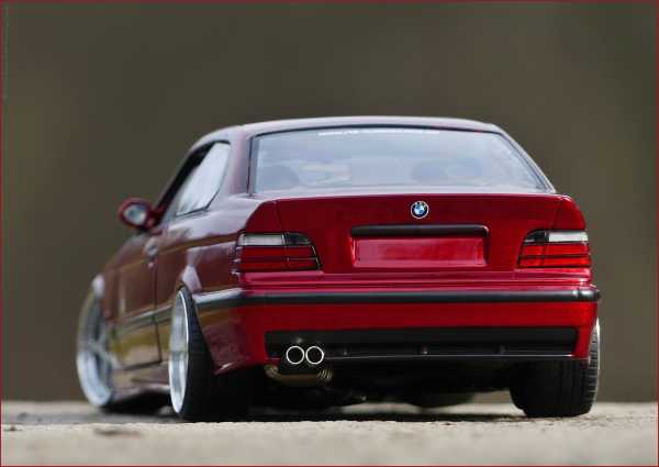 1:18 BMW E36 M3 Coupe Candy Rot + OZ Alu-Felgen inkl.PVC Vitrine